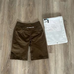 BRAND NEW ALPHALETE AMPLIFY BIKER SHORTS IN CANTEEN
